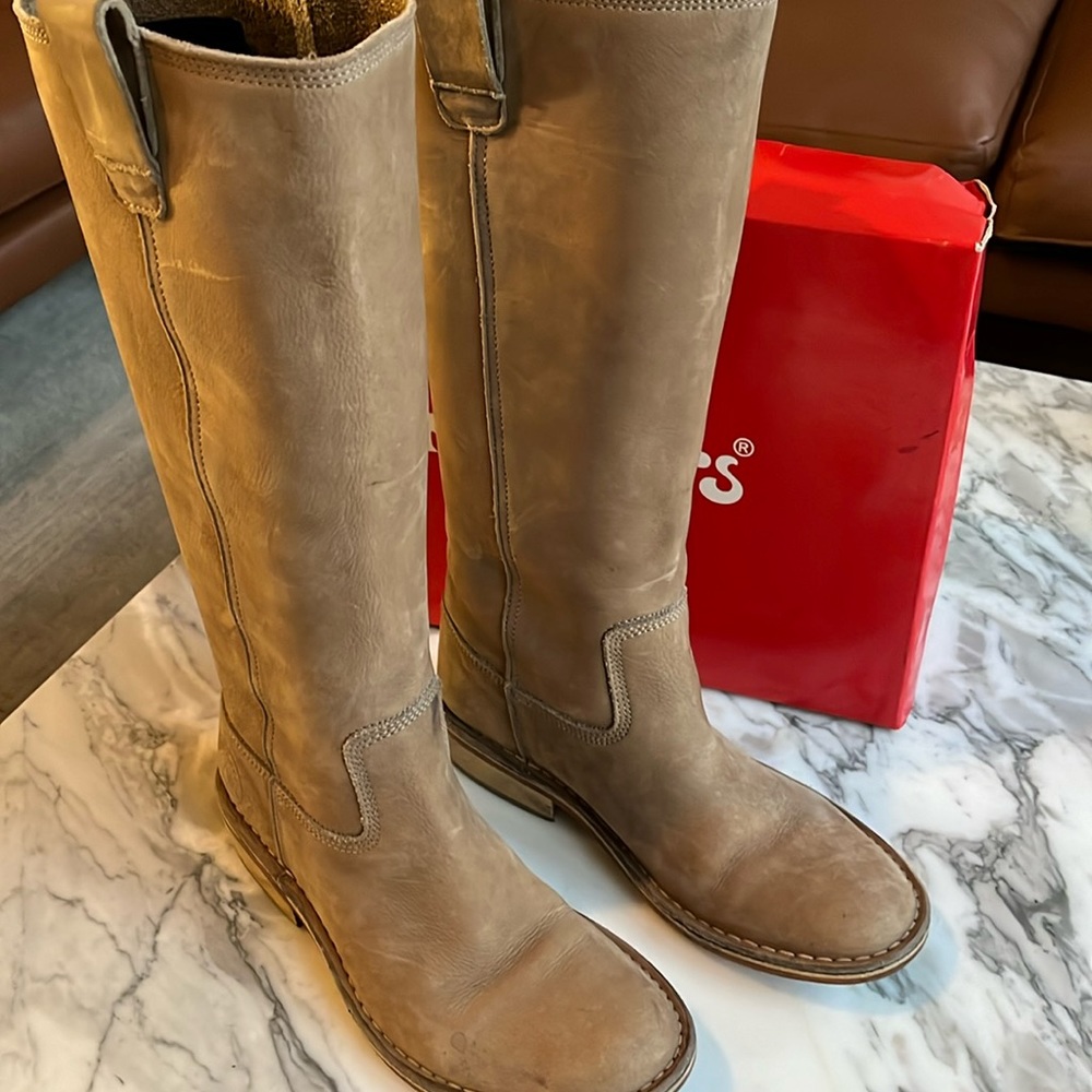 High suede Kickers boots size 9 🌟⚡️